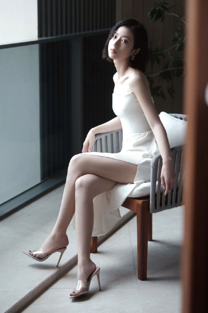 周雨彤抹胸开叉裙,软萌软萌的|周雨彤|抹胸|软萌_新浪新闻