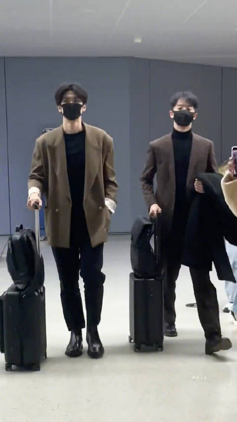 何运晨李晋晔真现实版何以琛,两位律师走机场的视频