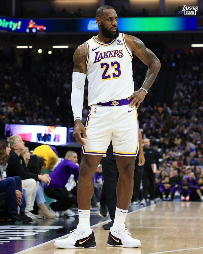 lakersscene/sevenzro1/kingjames在「出道 20 周年之夜」的比赛中