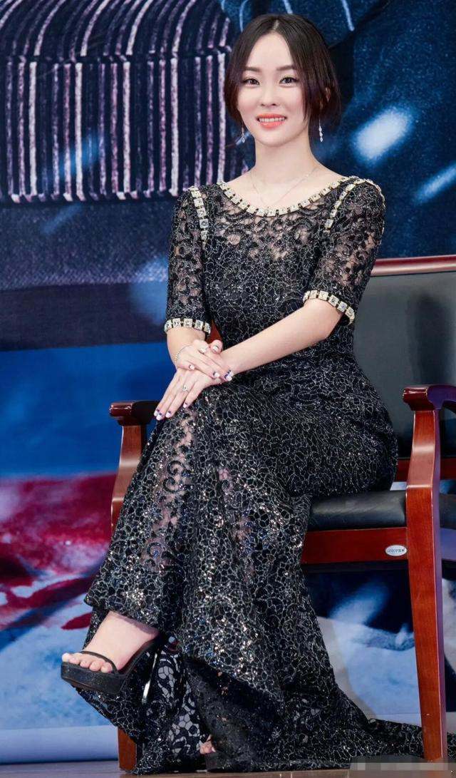 霍思燕身材其实很有料,穿银色抹胸连衣裙,撩人于无形