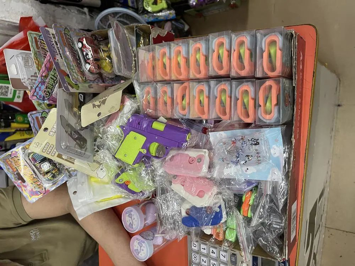 广州市海珠区一学校附近的文具店显眼位置仍旧摆放着萝卜刀