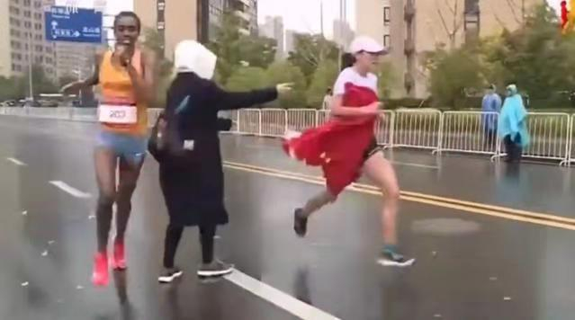 国旗被强行递给何引丽。图源：网页截图