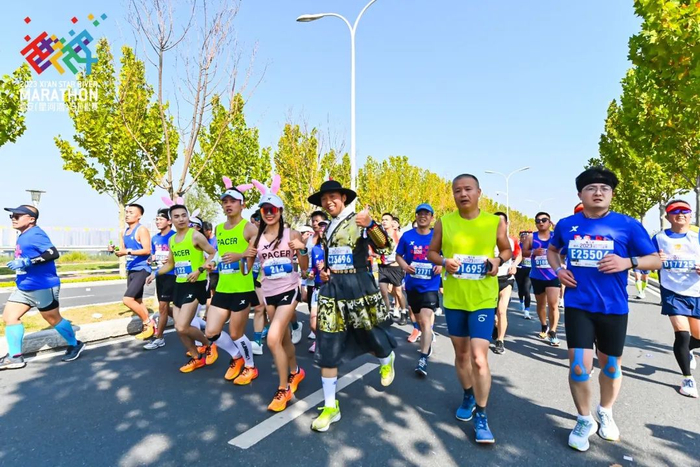 西安马拉松董国建2小时10分破纪录赛事精彩回顾