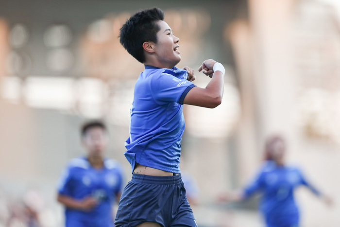10月31日,北京师范大学队球员周心雨(右)在比赛中射门.