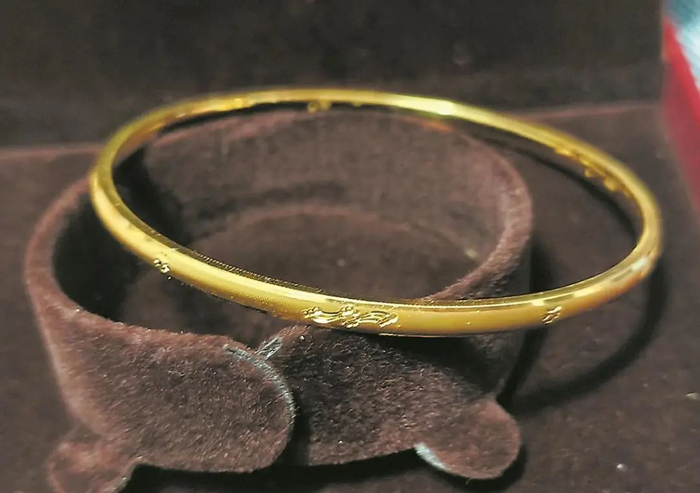 黄女士所购买的黄金手镯 受访者供图