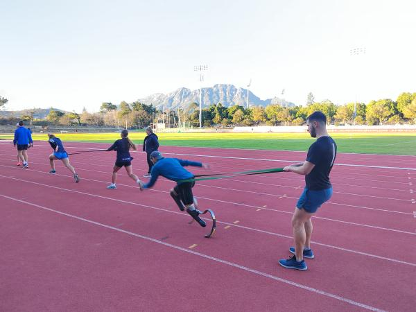正在训练的斯泰伦波希大学残疾人田径队