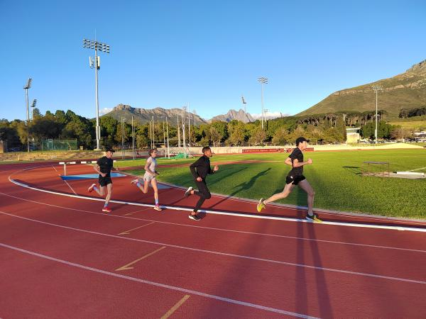 正在训练的斯泰伦波希大学田径队
