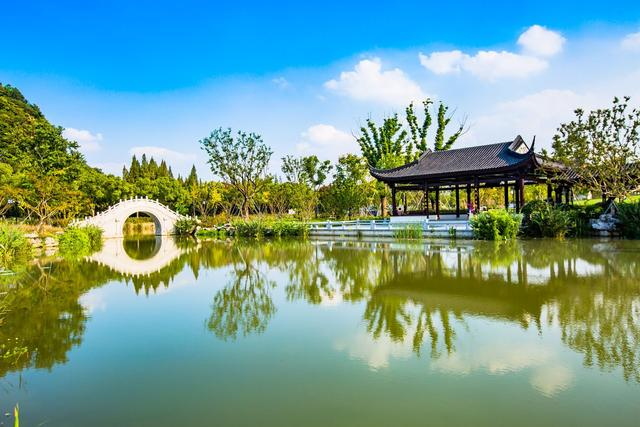 江苏昆山有一座亭林园曲水环抱奇峰林立名胜古迹遍布园中