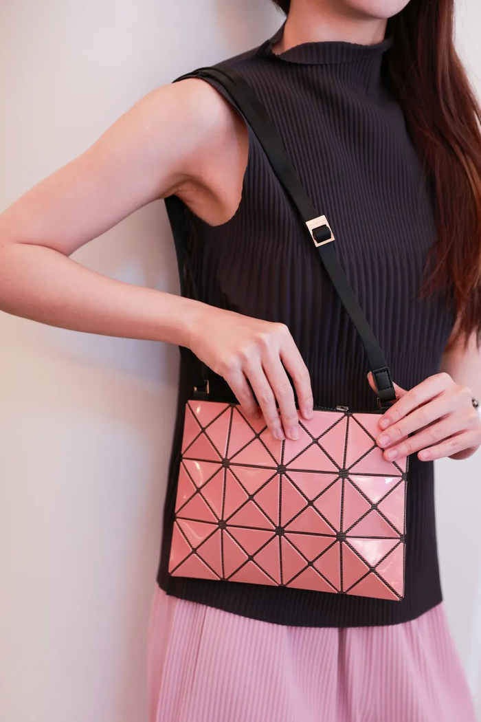 更可以当斜挎包，配风衣、大衣之类的外套很随性，解放双手、云淡风轻。原价2100，现在只要1470，性价比超高。