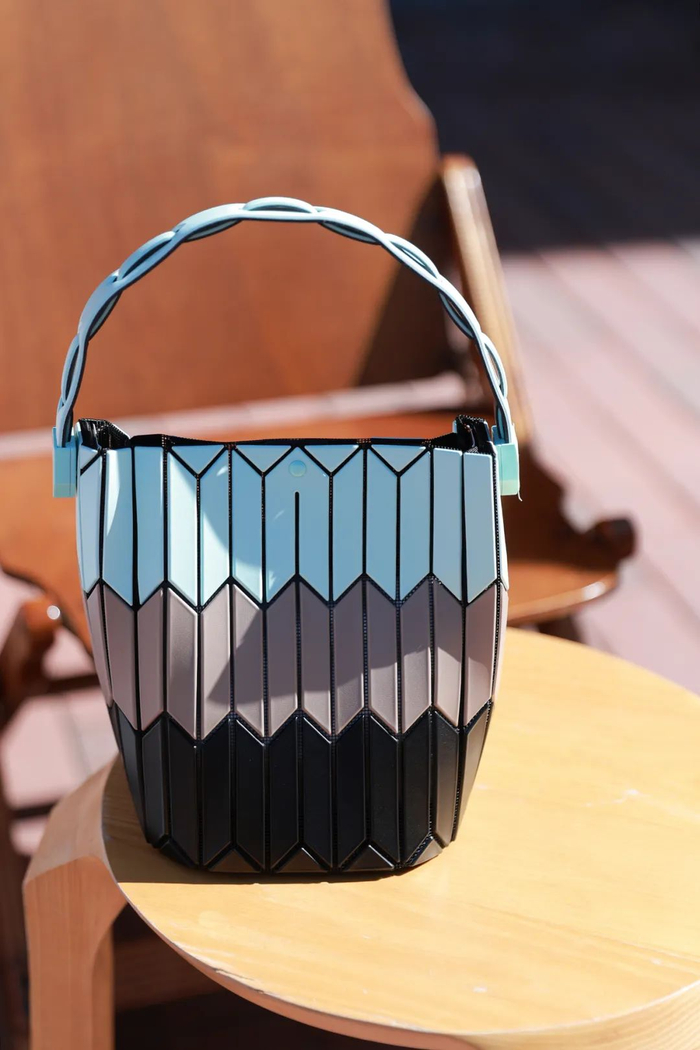 这款很适合拥有了经典款、追求小众个性的妹子，同时懂的人也能对三宅一生的几何拼接一眼即识。