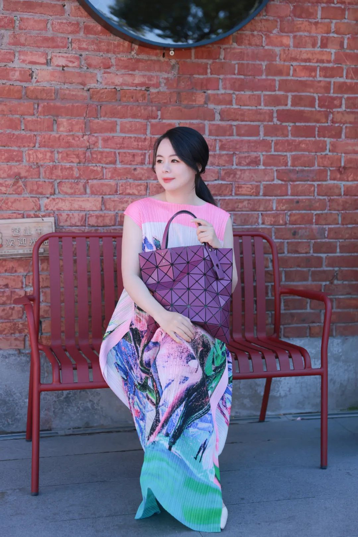 这个紫色仅在中国区有售，感觉不是限量胜似限量，优惠力度也很强，原价3300现在只要2400就能买到，入股不亏。