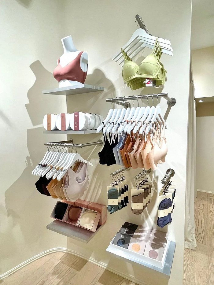 “内外”纽约门店店内陈列。图源：内外官方微博