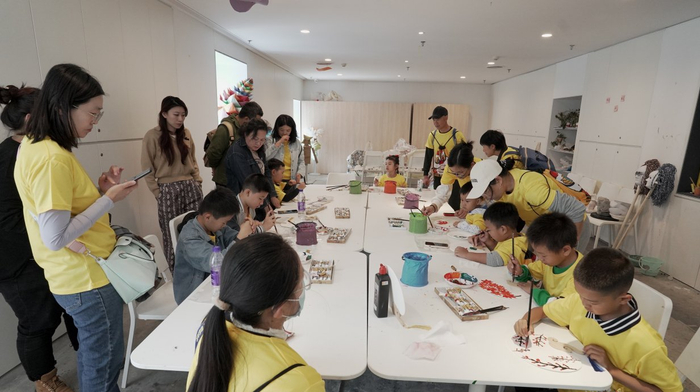 2023年某城市定向挑战赛中，孩子们在打卡点位里作画。受访者供图