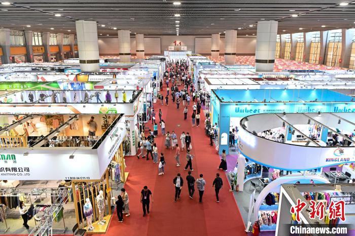 广交会展馆内的参展人员.记者 陈骥旻 摄