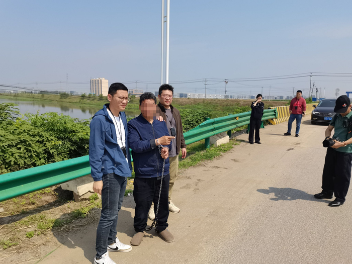 民警押解嫌犯朱祖林辨认现场。图源：马鞍山市公安局