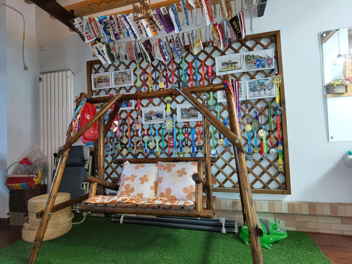 跑者杨启东的奖牌墙。受访者供图