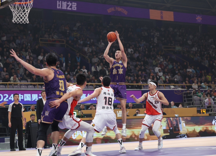 孟子凯(1号)跳投. 新京报记者 王飞 摄