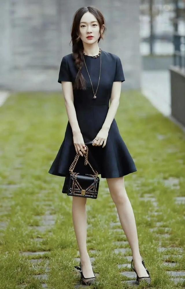 霍思燕身材其实很有料,穿银色抹胸连衣裙,撩人于无形|霍思燕|抹胸