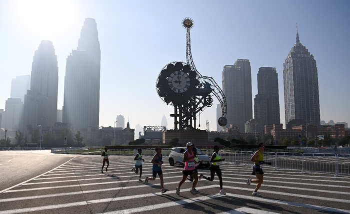10月15日，2023年天津马拉松鸣枪开跑。跑者路过天津世纪钟建筑。新华社记者 赵子硕 摄