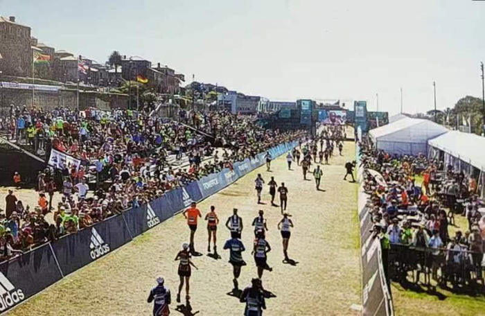 两洋超马选手冲向终点线