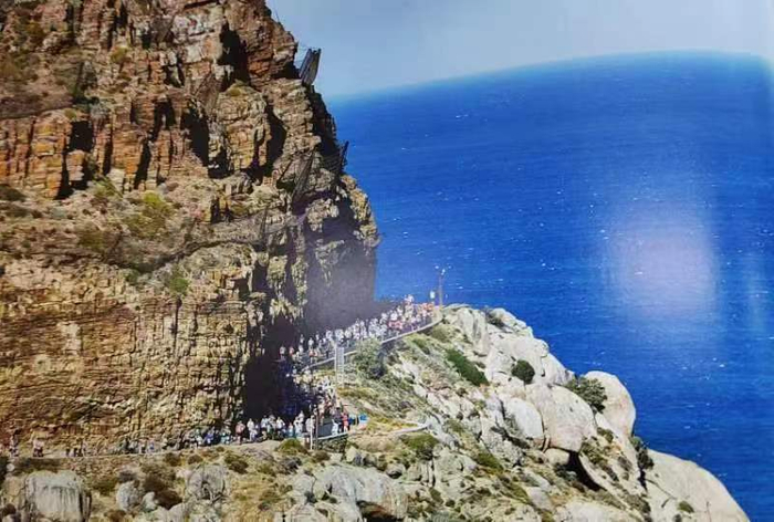 两洋超马选手跑过查普曼峰