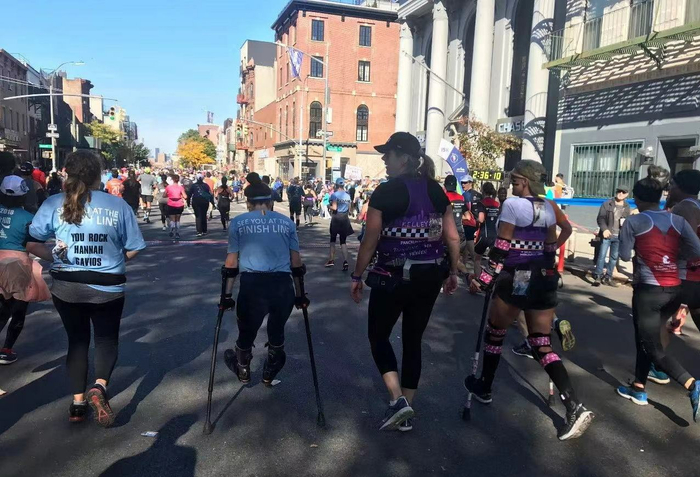 2018年纽约马拉松上，汉娜-加维奥斯正在前进，最终她花费11个小时抵达终点（左二为汉娜）。受访者供图