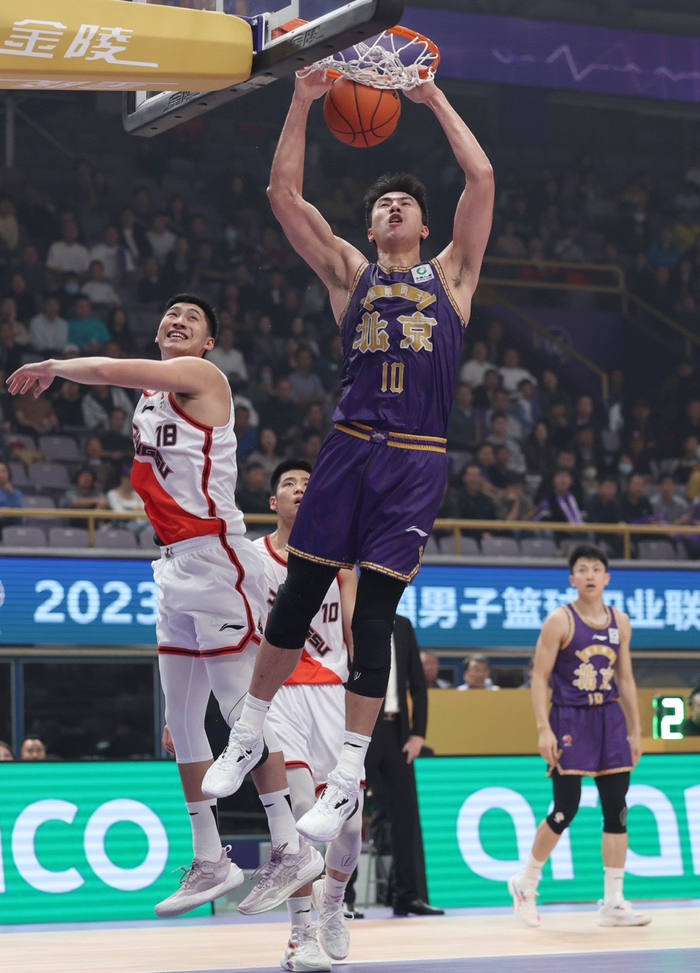 邹雨宸双手扣篮. 新京报记者 王飞 摄