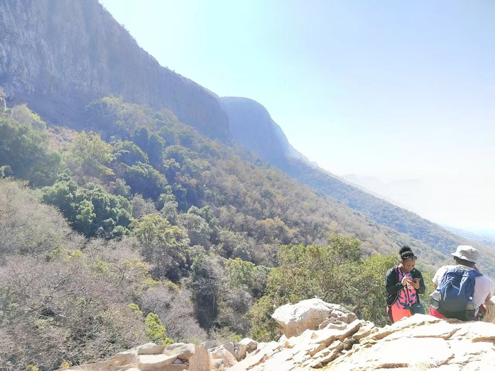 在越野徒步中难得一见的非洲人