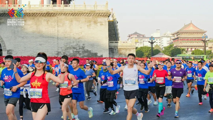 来自新疆的梁畅是第一次参加全程马拉松比赛,"过去我也来过西安,通过