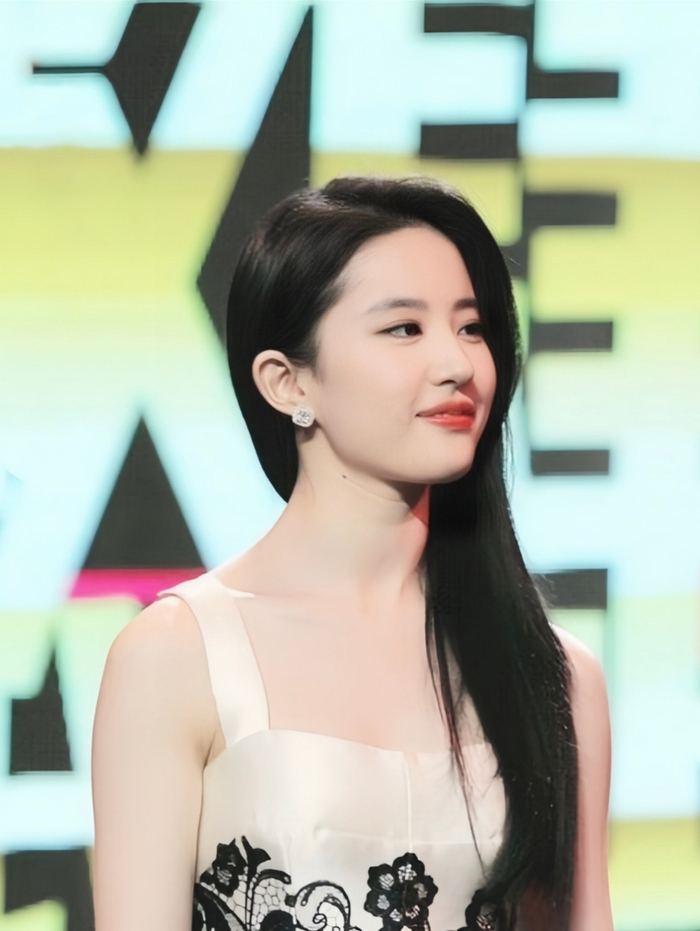 刘亦菲黑长直最符合内娱审美|刘亦菲_新浪新闻