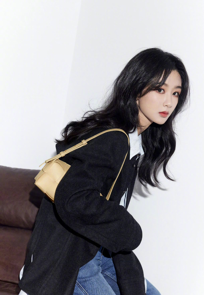 杨紫最新物料造型 慵懒帅气风 感觉瘦到可以看到马甲线了|杨紫_新浪