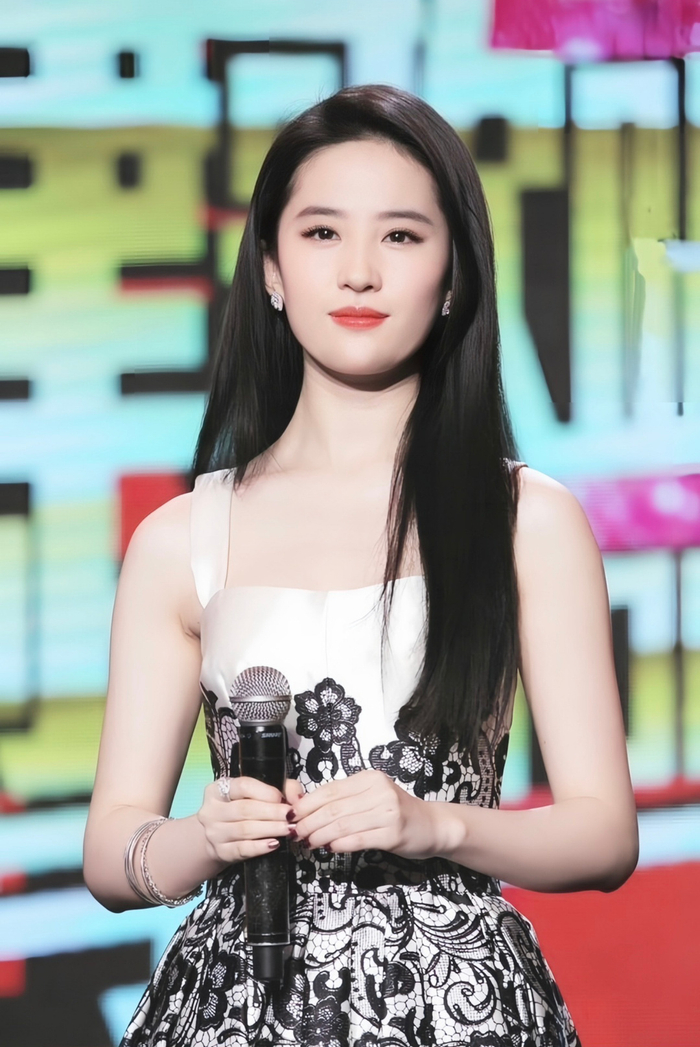 刘亦菲黑长直最符合内娱审美|刘亦菲_新浪新闻