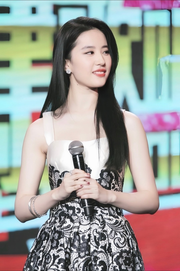 刘亦菲黑长直最符合内娱审美|刘亦菲_新浪新闻