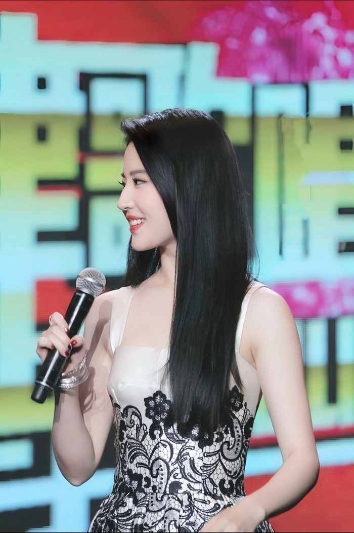 刘亦菲黑长直最符合内娱审美|刘亦菲_新浪新闻