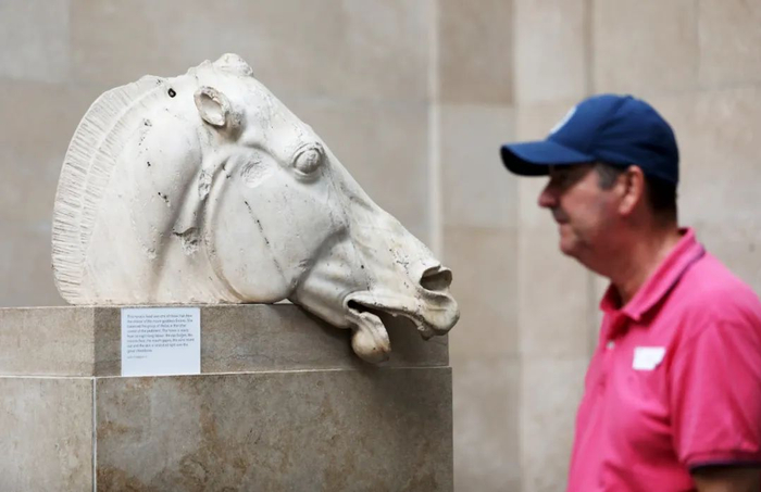 ▲ 2023年9月，一名男子在英国博物馆参观帕特农神庙大理石雕刻，展品毫无保护措施。