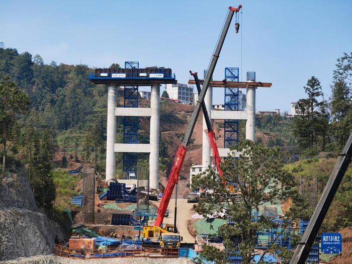 由中铁四局等单位建设的沪昆高速扩容工程安顺至盘州段正在加紧建设