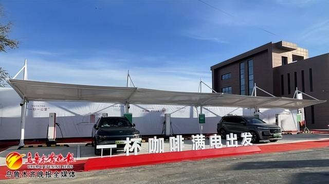 　　G30连霍高速五工台服务区新能源充电站。记者马婷摄