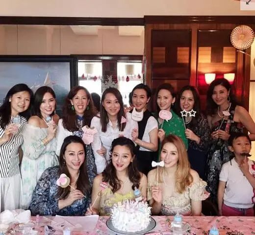 一排左二为邱咏贤、左一为邱咏筠、二排左四为邱咏麒 