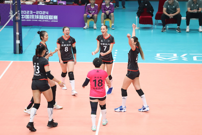 北汽女排队员庆祝得分. 新京报记者 王飞 摄