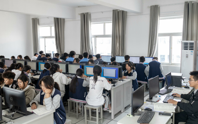 践行绿色低碳理念环保智能的遮阳公益项目走进淮安市南陈集中学