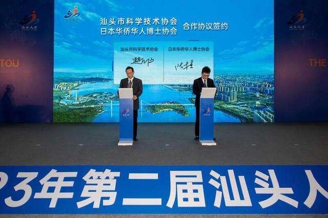 签约现场。陈史/摄