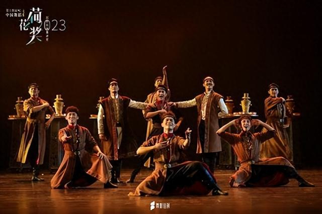 "萨玛瓦尔舞"是库车独有的舞蹈艺术,从古龟兹人接待宾客的仪式演变