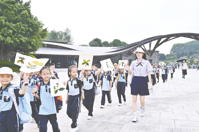    南宁市五象新区第二实验小学师生到南宁园博园开展秋季研学活动。 （学校供图）