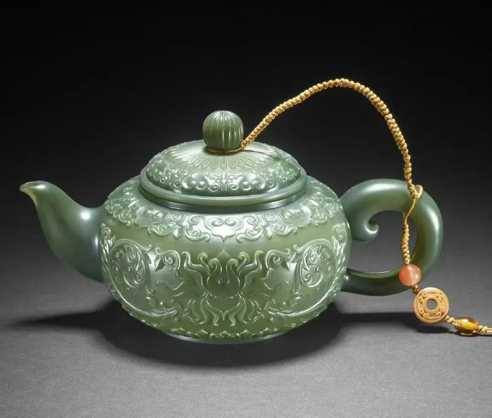 ▲ 《逃出大英博物馆》主角的原型——中华缠枝纹薄胎玉壶（别称：碧玉薄胎茶壶），现存英国博物馆。