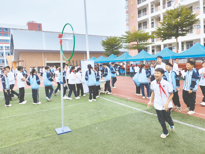     南宁市第二十四中学科技运动会上，学生体验纸飞机穿环项目。（学校供图）