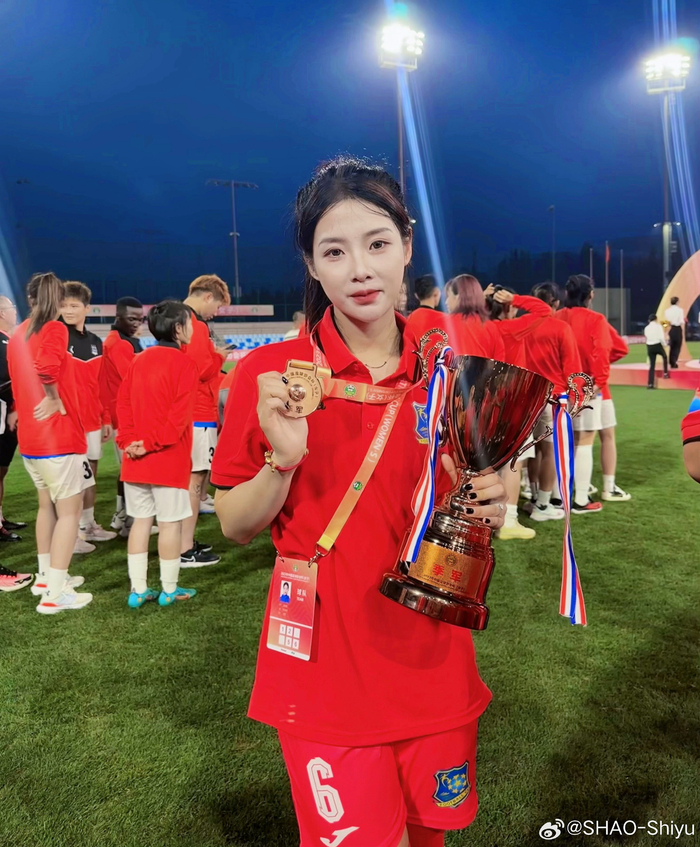 北师大女足邵诗雨当选最佳球员|足球世界杯|北京师范大学_新浪新闻