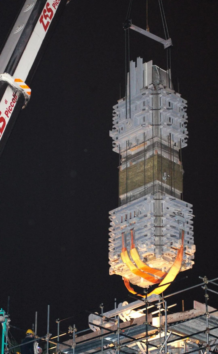 ▲ 2003年11月7日，意大利罗马，工人们正在准备装运埃塞俄比亚的阿克苏姆方尖碑。