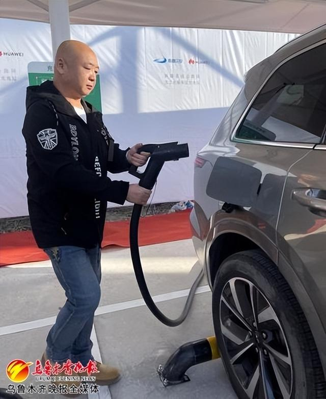 　　在G30连霍高速五工台服务区新能源充电站，新能源车主在给车辆充电。记者马婷摄