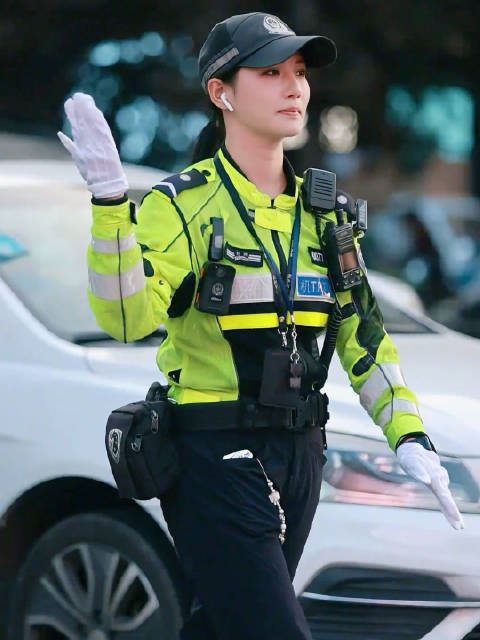 在杭州的街头,一位女交警展现出了令人惊艳的娇羞一幕……_手机新浪网