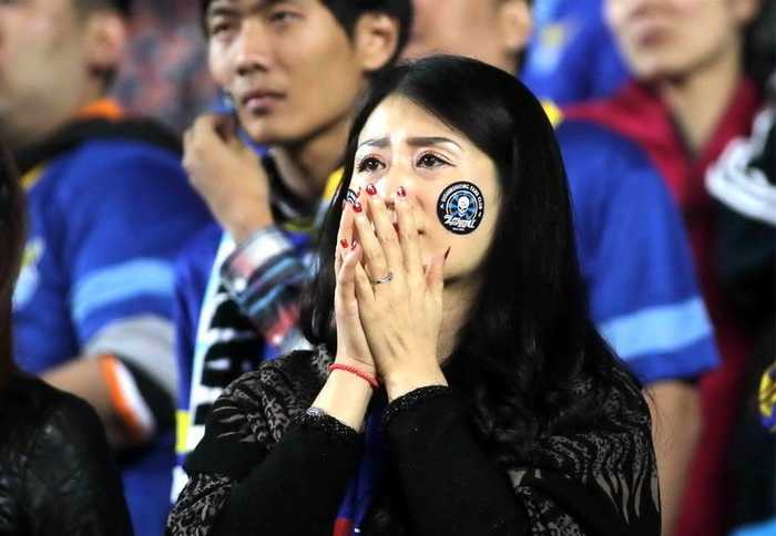 9年前今天大连阿尔滨中超降级美女球迷落泪当时场景你还记得吗